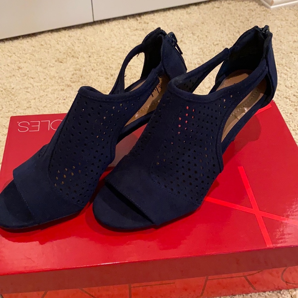 Shoes - Picture 4 of 6